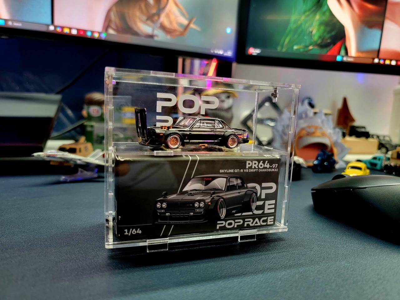 Pop Race Skyline GT-R in a double-decker case